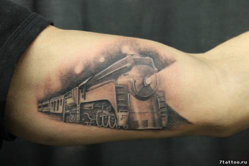 татуировка Поезд на руке мужчины