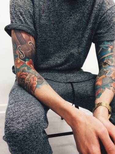 татуировки на руках парня
