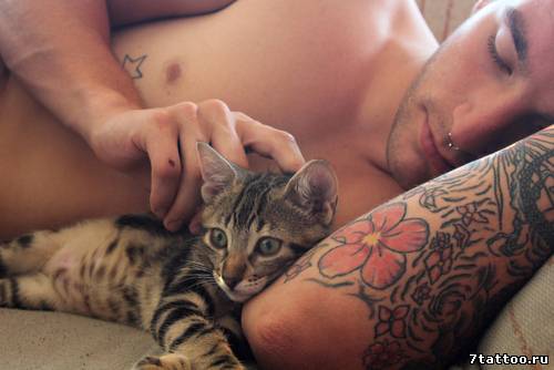 Спящий парень с пирсингом и тату в обнимку с котом