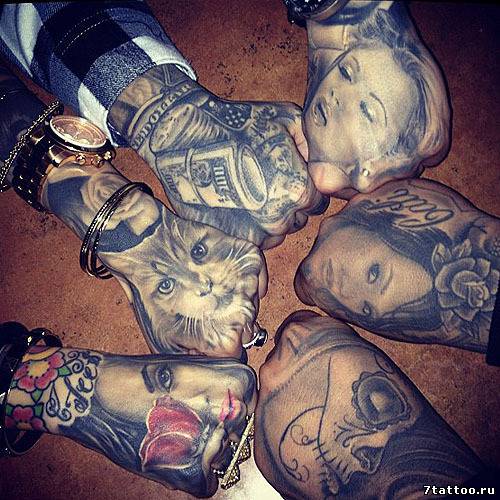 Трое друзей с класными татуировками на кулаках