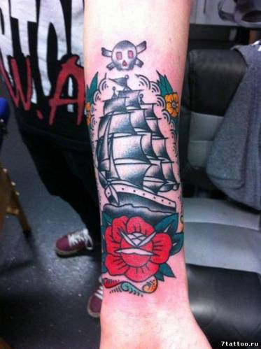 тату на руке Пиратский фрегат и красная роза