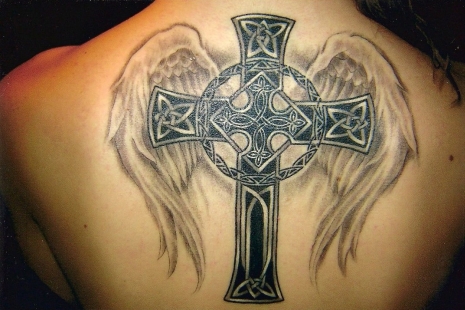 Крест и крылья на спине