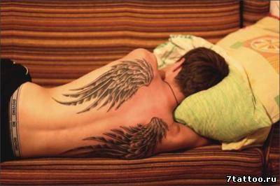 тату Крылья ангела на спине спящего парня