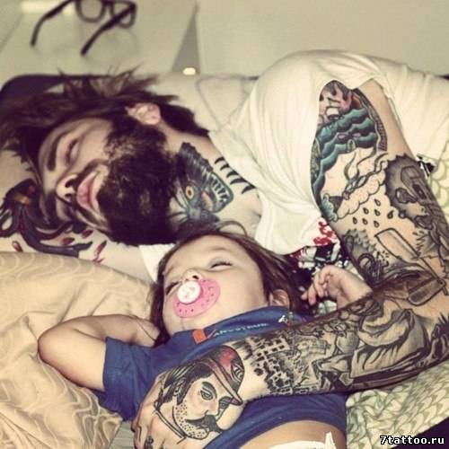 Спящие отец с бородой и татуировками и малыш