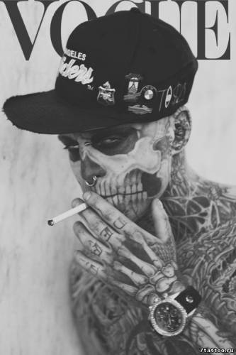 Татуированный парень в стиле Sugar skull курит