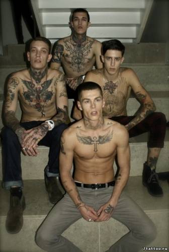 4 парня с татуировками на теле