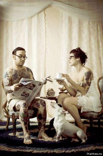 Муж и жена с татуировками на теле пьют чай