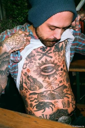 Множество татуировок на теле парня