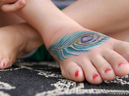 Татуировка Перо павлина на ступне девушки