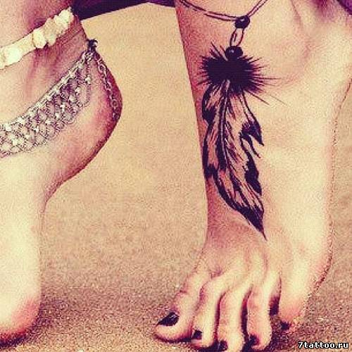 татуировка амулет Перо на ступне девушки