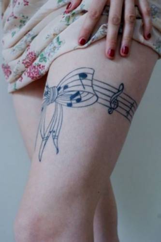 Музыкальная тату-подвязка на ноге
