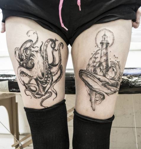 На одой ноге - маяк и кит, на другой - осьминог