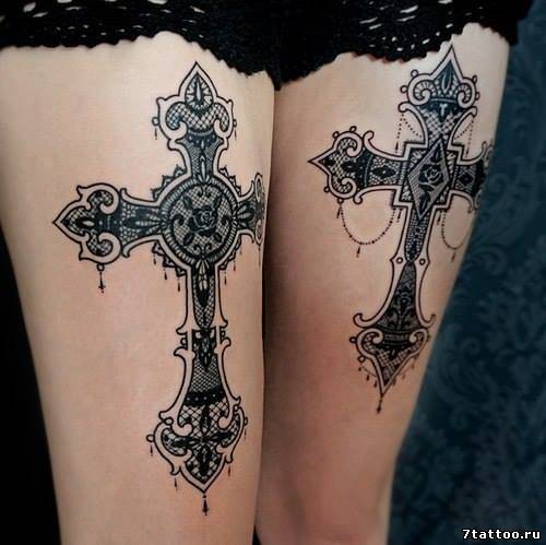 Резные кресты на ногах девушки