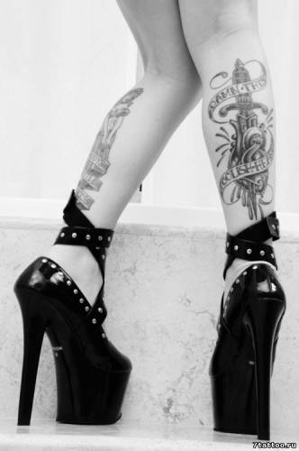 Татуировки на ногах (сзади) девушки