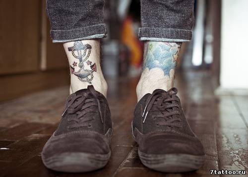 Татуировка  Якорь на ноге парня