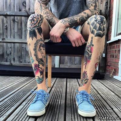 Татуировки Нью скул на ногах и руках парня