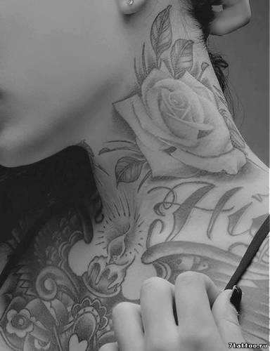 Татуировка Роза на шее девушки