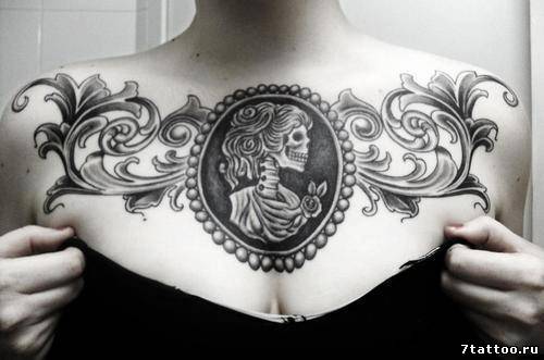 Татуировка на груди девушки Королева Смерть