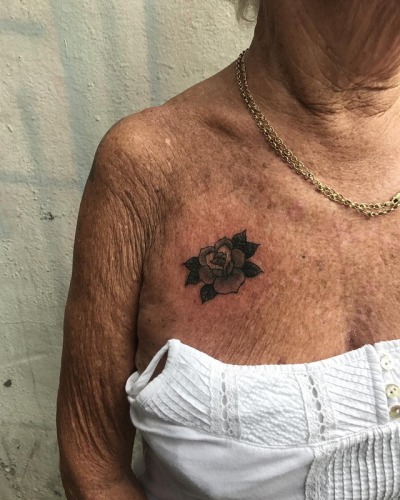 Роза на груди бабушки