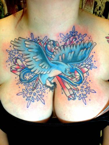 Голубая хищная птица и снежинки на груди