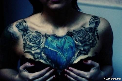 тату Синее сердце и розы на груди девушки