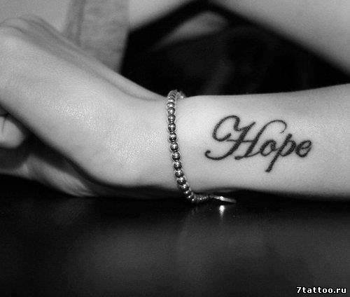 тату надпись на руке девушки HOPE