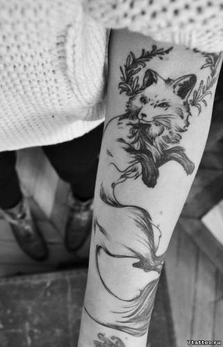 тату Японская лисица на руке девушки