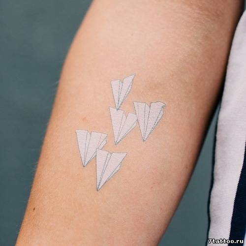 Белые татуировки: бумажные самолётики на руке