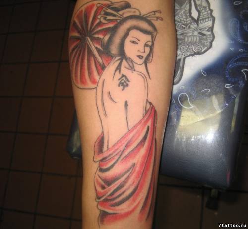 Татуировка Гейша с зонтом на руке