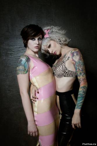 Две девушки в обнимку с татуировками на руках