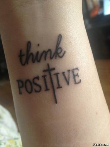 надпись на руке девушки Think Positive