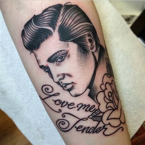 Элвис Пресли на руке и надпись: Love me tender