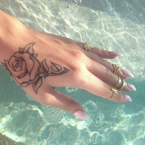 Красивая роза на руке