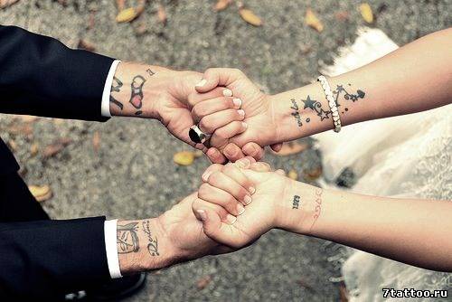Жених и невеста с татуировками на руках