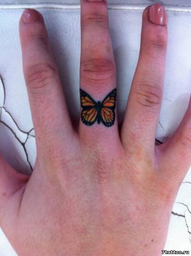 Желтая бабочка на пальце