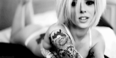гиф Блондинка с татуировкой на руке