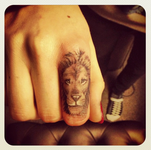 Морда льва на пальце девушки