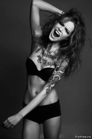 Татуировки у девушки на руке и груди
