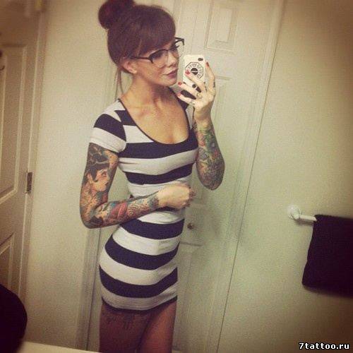 Татуировки на руках девушки в очках