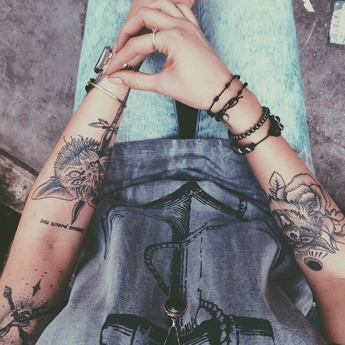 Татуировки на руках девушки