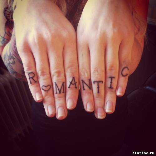 тату надпись ROMANTIC на пальцах девушки