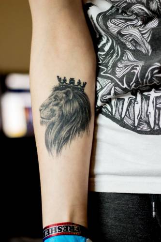 Лев в короне на руке