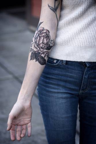 Красивая роза на руке