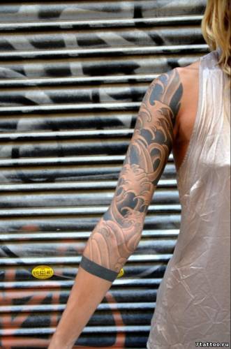 Татуировка Рукав с манжетом на руке девушки