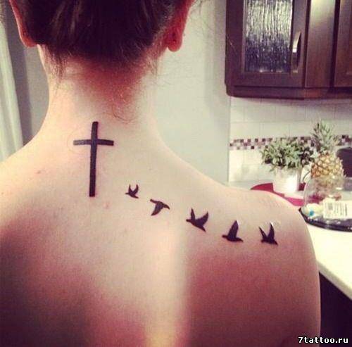 тату Крест и летящая стая птиц на спине девушки