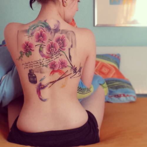 Цветы и краски на спине девушки