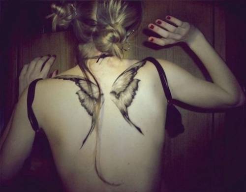 Крылья бабочки на спине девушки