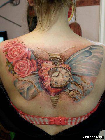Бабочка, сердце и часы на спине девушки