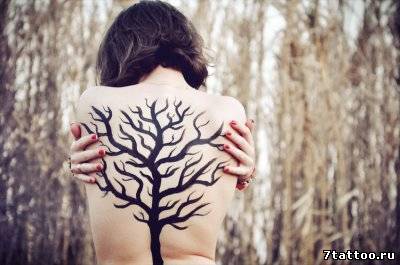 Идея для тату: Дерево без листьев на спине девушки