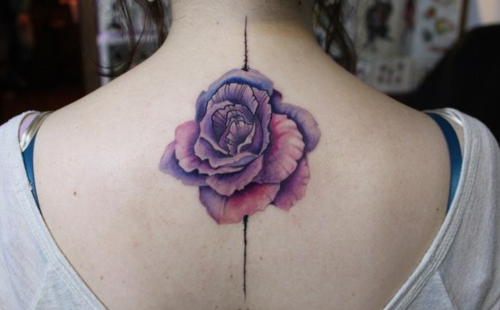 Фиолетовая роза в верхней части спины